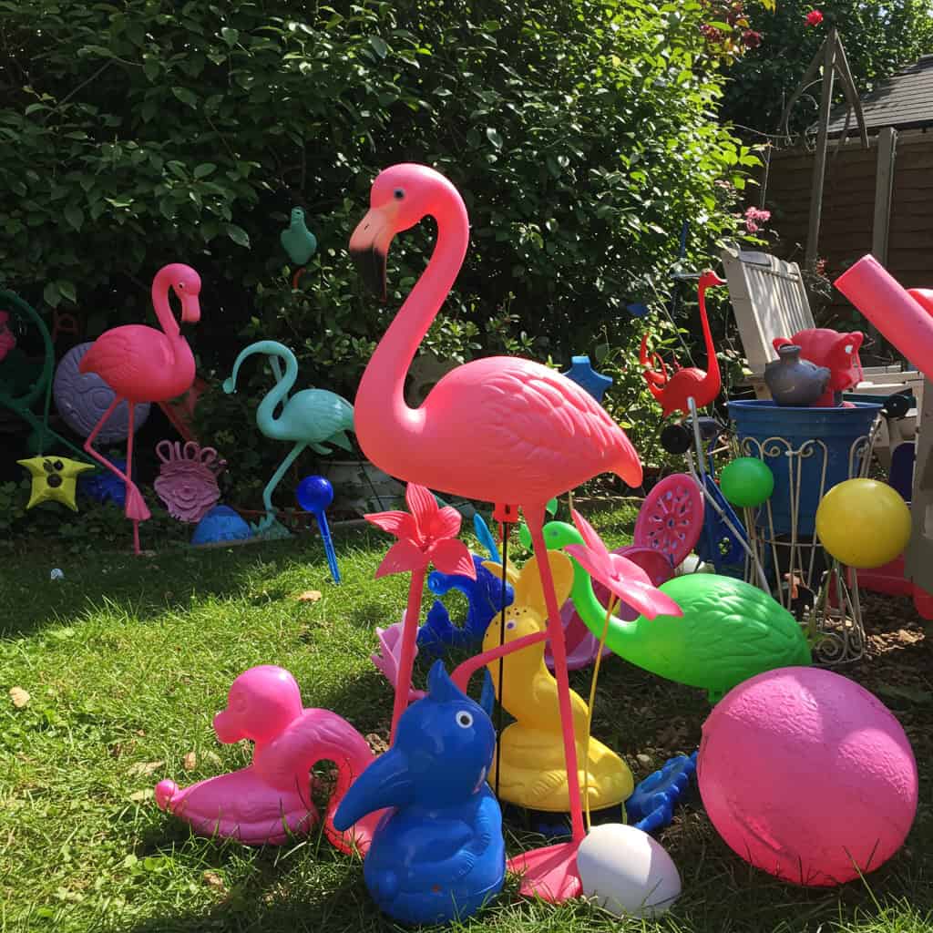 4. 派手なプラスチック製の装飾